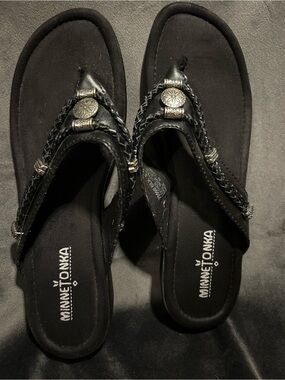 Minnetonka Women's Silverthorne 360 Thong Sandals